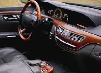 Na co zwrócić uwagę przed kupnem używanego samochodu luksusowego?