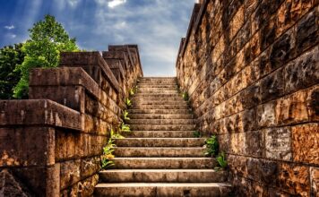 Czym pokryć stare schody?