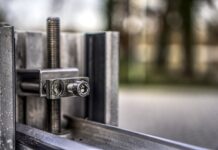 Jak się sprawdza szczelność silnika samochodowego?