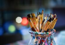 Czy trzeba umyć sufit przed malowaniem?