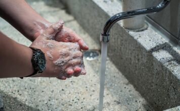 Czy warto myć samochód jak pada deszcz?